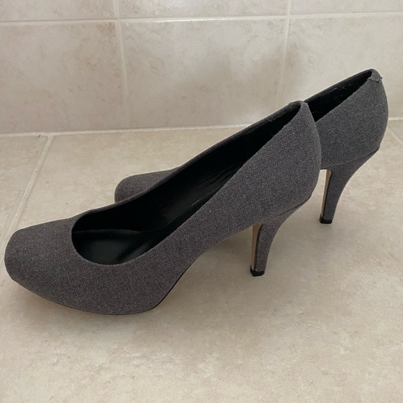 Madden Girl Shoes | GETTA Pumps | Color: Gray Fabric | Size 7.5 - Picture 2 of 4